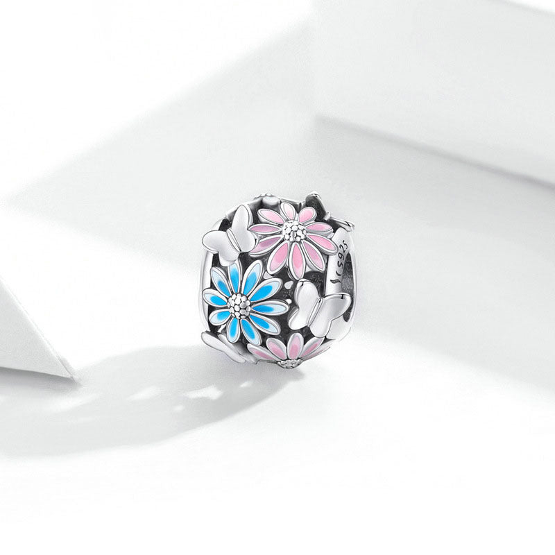 daisy butterfly charm – silberner blumen-charm mit emaille & schmetterlingen - lunastein