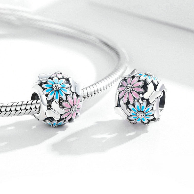 daisy butterfly charm – silberner blumen-charm mit emaille & schmetterlingen - lunastein