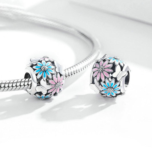 Daisy Butterfly Charm – Silberner Blumen-Charm mit Emaille & Schmetterlingen - Lunastein