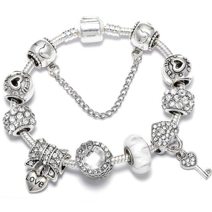 Royal Bloom – Charm-Armband mit Krönchen & Glanzdetails - Lunastein