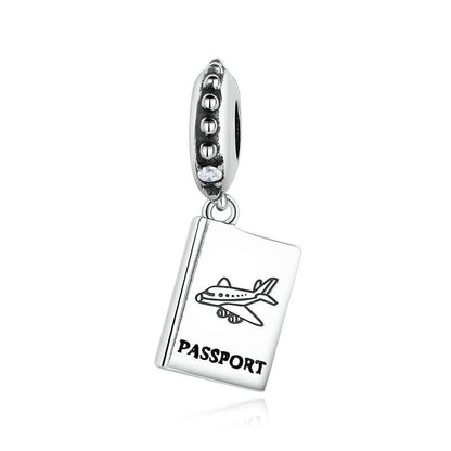 Reisepass Charm 2025 – Flugzeugmotiv in 925er Silber - Lunastein