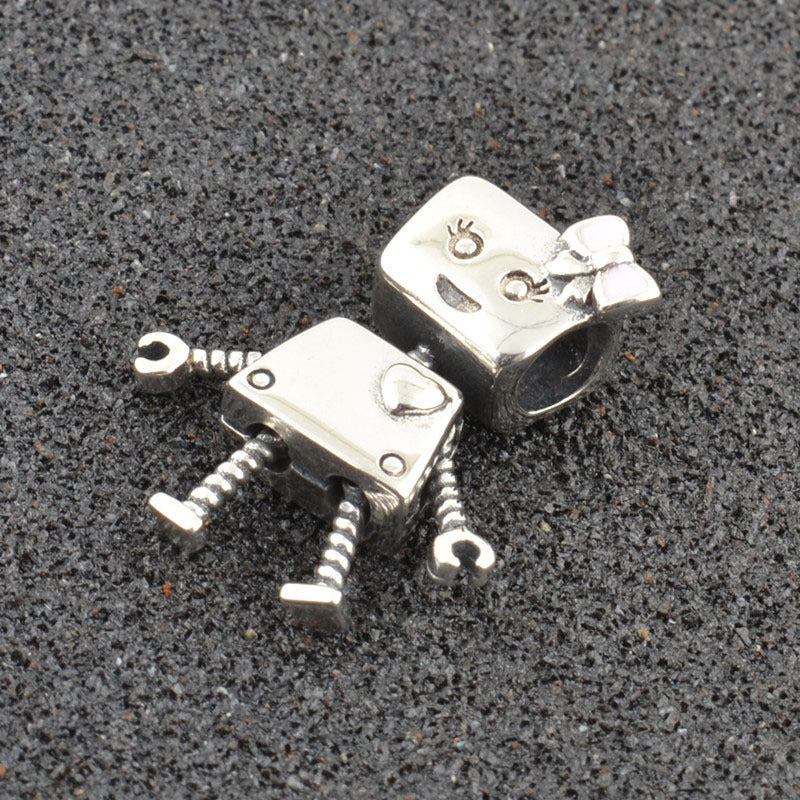 Robot Girl Charm – Süßer Roboter-Anhänger aus 925 Silber mit Herz und Schleife - Lunastein