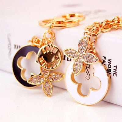 Goldene Clover Schlüsselanhänger – Verspieltes Blütendesign mit Strass - Lunastein