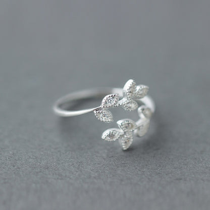 FOREST WHISPER – Verstellbarer Blätter-Ring mit Zirkonia aus 925er Silber - Lunastein
