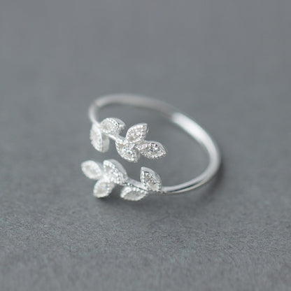 FOREST WHISPER – Verstellbarer Blätter-Ring mit Zirkonia aus 925er Silber - Lunastein